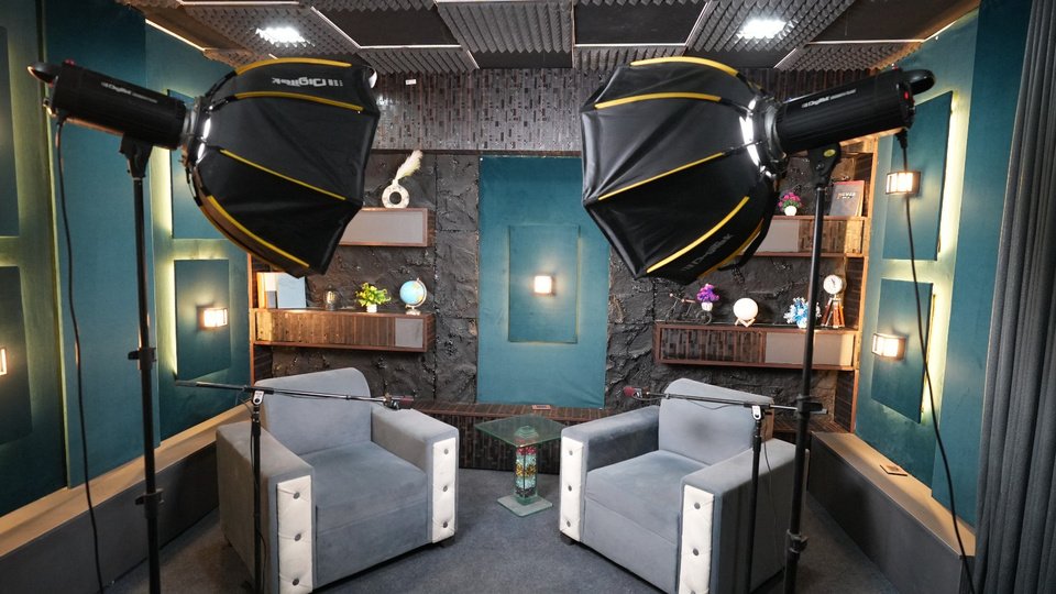 Studio 1 — Wide angle with dual softboxes